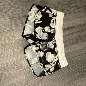Women’s Lululemon speed up shorts